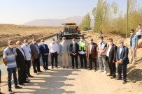 Edremit'te Grup Mahalle Yolu Asfaltlanıyor