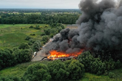 Polonya'da Plastik Deposunda Korkutan Yangın