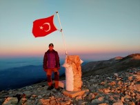Uludağ Zirvesine 4 Metrelik Bayrak Direği