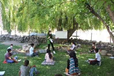 Köy Köy Gezip Okulundan Uzak Kalan Öğrencilere Ders Anlatıyorlar