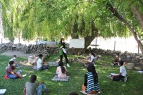 Köy Köy Gezip Okulundan Uzak Kalan Öğrencilere Ders Anlatıyorlar Haberi