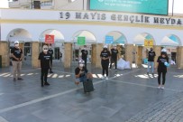 Marmaris'te  Gönüllü Öğrenciler Maske Dağıttı