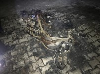 Motosiklet Çocuk Parkının İçinde Alev Alev Yandı