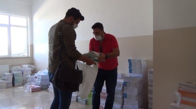 Okula Gidemeyen Öğrencilerin Kitapları Ayaklarına Gidiyor