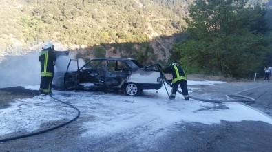 Alevlerin Yükseldiği Otomobil Hurdaya Döndü