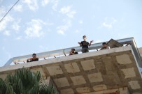 Paralarını Alamayan 10 İnşaat İşçisi Çatıya Çıkarak Eylem Yaptı