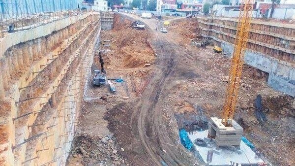 CHP'li İBB Başkanı Ekrem İmamoğlu durdurdu, bakanlıklar yapıyor