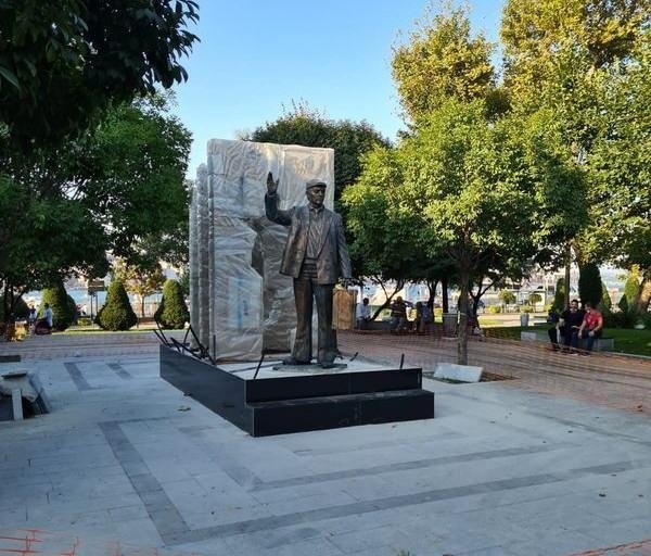 CHP'li İBB Başkanı Ekrem İmamoğlu durdurdu, bakanlıklar yapıyor