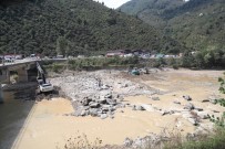 Bakan Soylu, Giresun'daki Sel Felaketinde Kaybolan 4 Kişiyi Arama Kurtarma Çalışmalarında İncelemelerde Bulundu Haberi