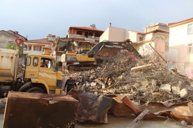 Deprem Riski Taşıyan Okul Binasının Yıkımına Başlandı