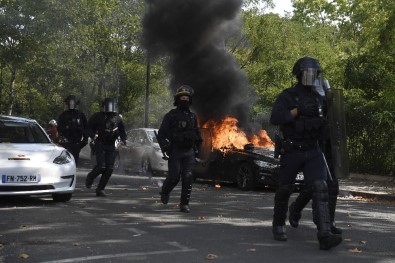 Paris'teki Sarı Yelekliler Protestosunda Gözaltı Sayısı 256'Ya Çıktı