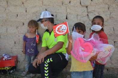 Polisler Çadırda Yaşayan İşçi Çocuklarını Sevindirdi