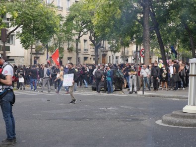 Sarı Yelekliler yeniden Paris sokaklarında
