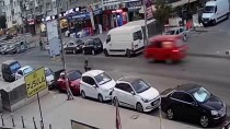 İzmir'de Panelvan Park Halindeki Araçlara Çarptı Açıklaması 3 Yaralı
