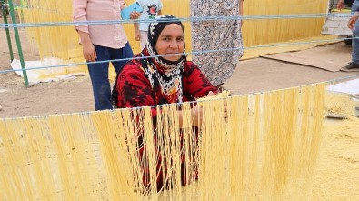 Mardin'de Kadınların Şehriye Mesaisi Başladı
