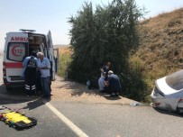 Otomobil Yoldan Çıktı Açıklaması 2'Si Ağır 5 Yaralı