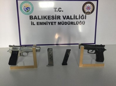 Balıkesir Polis 21 Aranan Şahıs Ve 5 Silah Ele Geçirdi