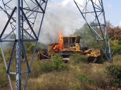 Kocaeli'de Yanan İş Makinesi Ağaçlık Alanı Tutuşturdu