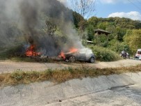 Sakarya'da Otomobilde Çıkan Yangında 3 Kişi Dumandan Etkilendi