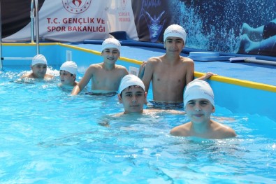 İzmir'de Çocuklar İçin 3 İlçede 5 Okula Portatif Havuz Kuruldu
