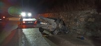 Mandaya Çarpan Otomobil Hurdaya Döndü Açıklaması 2 Yaralı