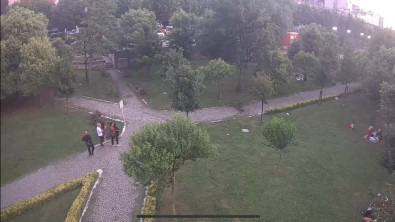 (Özel) İstanbul'da Parkta Çocuğa Hırsızlık Yaptıran Aile Görünümlü Çete Kamerada