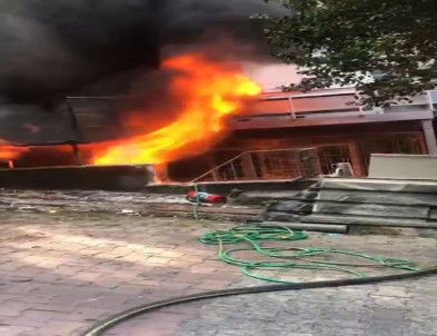 Beyoğlu'nda İş Merkezinde Yangın Açıklaması Vatandaşlar Kendini Sokağa Attı