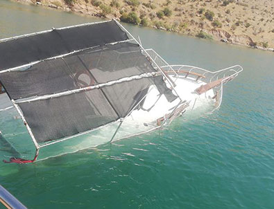 Halfeti'de tur teknesi battı!