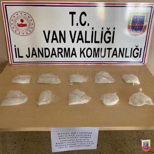 Gevaş'ta Yakalanan 78 Kaçak Göçmenlerin Çantasından 1 Kilo Metamfetamin Ele Geçirildi