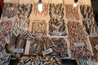 Tezgahlar Balıkla Doldu Taştı, Fiyatlar Yarı Yarıya Düştü