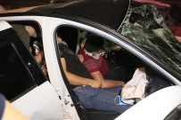 Adana'da Hafif Ticari Araç İle Otomobil Çarpıştı Açıklaması 6 Yaralı