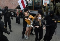 Belarus'ta Kadınlar Devlet Başkanı Lukaşenko'yu Protesto Etti