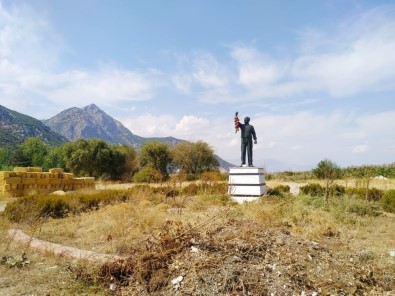 Eğirdir Elmasının Kaşifi 'Halil Üstün Elma Parkı' Temizlenmeyi Bekliyor