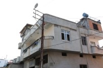 Evine Kaçak Elektrik Çekmek İsterken Elektrik Çarptı, Direkte Asılı Kaldı