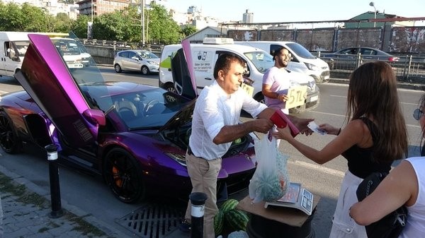 Lüks otomobilde 5 liraya karpuz sattı!