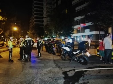 Kadıköy'de Motosikletli Trafik Polisiyle Bir Başka Motosikletli Çarpıştı