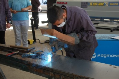 Meslek Liseliler Hem Üretip Hem Kazanıyor