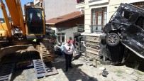 Sancaktepe'de Yokuş Aşağı Kayan Tır Dört Araca Çarparak Durabildi Haberi