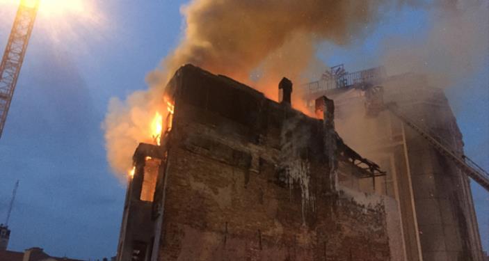 Taksim Meydanı'nda 5 katlı binada yangın