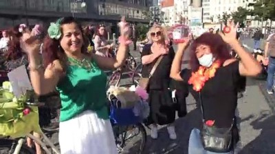 Berlin'de 'Süslü Kadınlar Bisiklet Turu' Yapıldı
