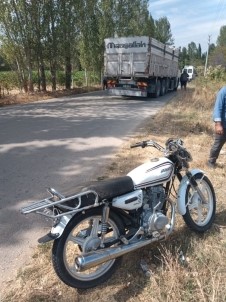 Şuhut'ta Motosiklet İle Kamyon Çarpıştı Açıklaması 1 Ölü, 1 Yaralı