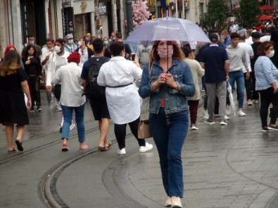 Taksim'de Yağmur Etkili Oldu