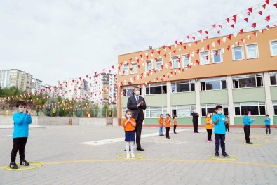 Bakan Selçuk'tan Öğretmenlere Ve Öğrencilere Tebrik Mesajı