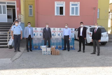 Belediyeden Okullara Dezenfektan Stantları