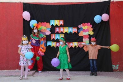 Okul Müdürü Öğrencilerini Palyaço Kıyafeti Giyerek Karşıladı