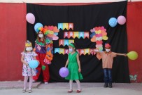 Okul Müdürü Öğrencilerini Palyaço Kıyafeti Giyerek Karşıladı Haberi