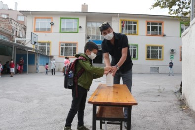 Okulla Tanışan Minik Öğrenciler Koşa Koşa Sınıflarına Girdi