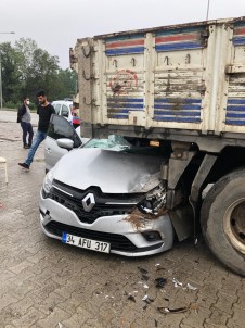Samsun'da Otomobil Kamyonun Altına Girdi Açıklaması 1'İ Çocuk 5 Yaralı