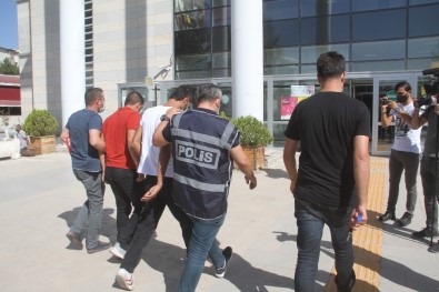 Darp Ettikleri Şahsın 4 Bin 850 TL'sini Gasp Eden 2 Şüpheli Yakalandı