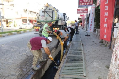 Burhaniye'de Mazgal Ve Kanallar Temizleniyor